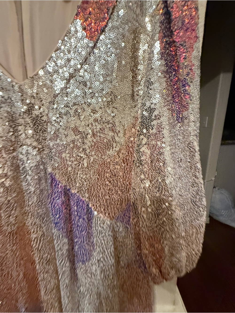 Sequin V-Neck Midi Dress in Iridescent Midi Dress. Size Large Saltwater luxe - Picture 12 of 15